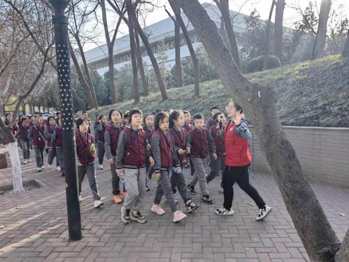3月4日 郑睿带领延安南沟村研学基地的小朋友参观校园
