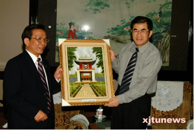 点击查看大图 2005年,陈文律大使向母校赠送礼品