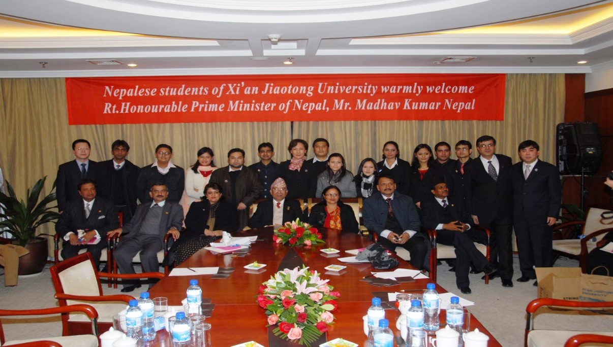 点击查看大图 2009年,尼泊尔总理与学校留学生座谈
